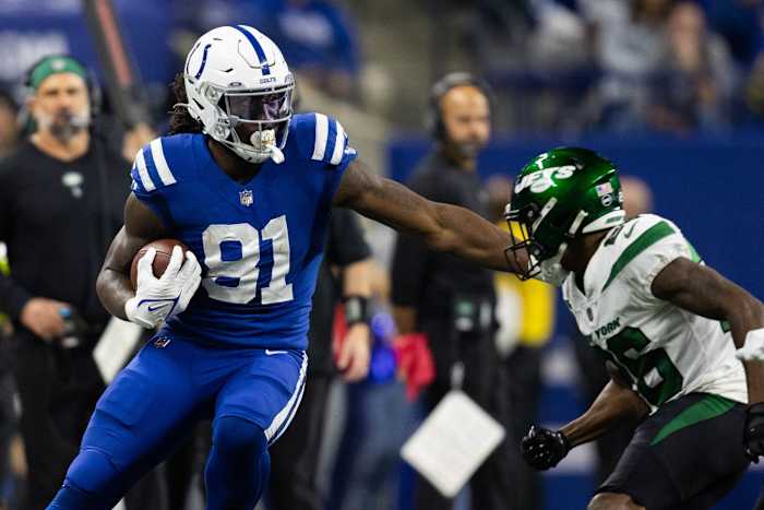 Indianapolis Colts TE Mo Alie-Cox breaks tackle